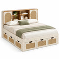Estructura de cama con cabecero con detalles de entramado y estantes, blanco y marrón